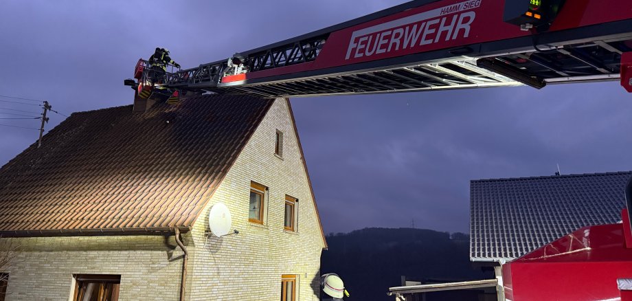 Rußbrand im Kamin in Thal an der Nister. Feuerwehr mit der Drehleiter im Einsatz.