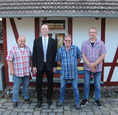 von links nach rechts | Ehemaliger und neuer Ortsbürgermeister mit Beigeordneten: Dieter Kamin, Ralph Hörster, Armin Weigel, Andreas Mohr. (Foto: Jana Richartz)