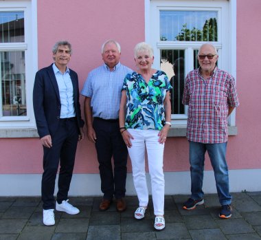 Der Bürgermeister der Verbandsgemeinde Hamm (Sieg) mit seinen Beigordneten - von links nach rechts - Udo Seidler, Monika Jaschek und Heinz-Werner Birkenbeul.